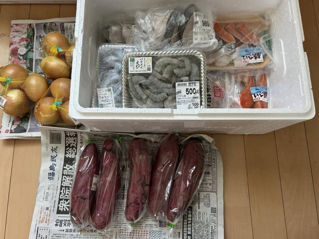 タマネギやサツマイモ、エビや魚の切り身。盛りだくさんです！