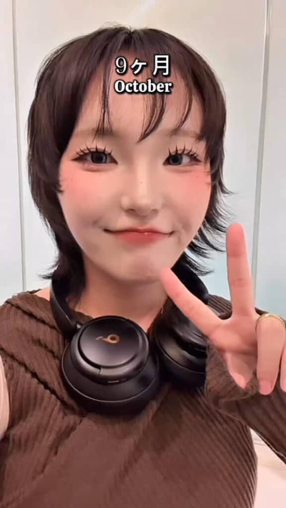 9カ月後（2025年10月）にはウルフカットのような髪型に