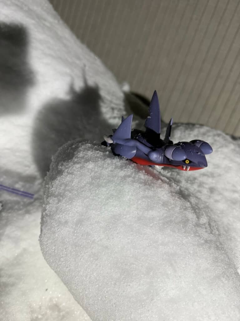 ガバイトのガレージキットを雪に乗せてイメージを確かめます
