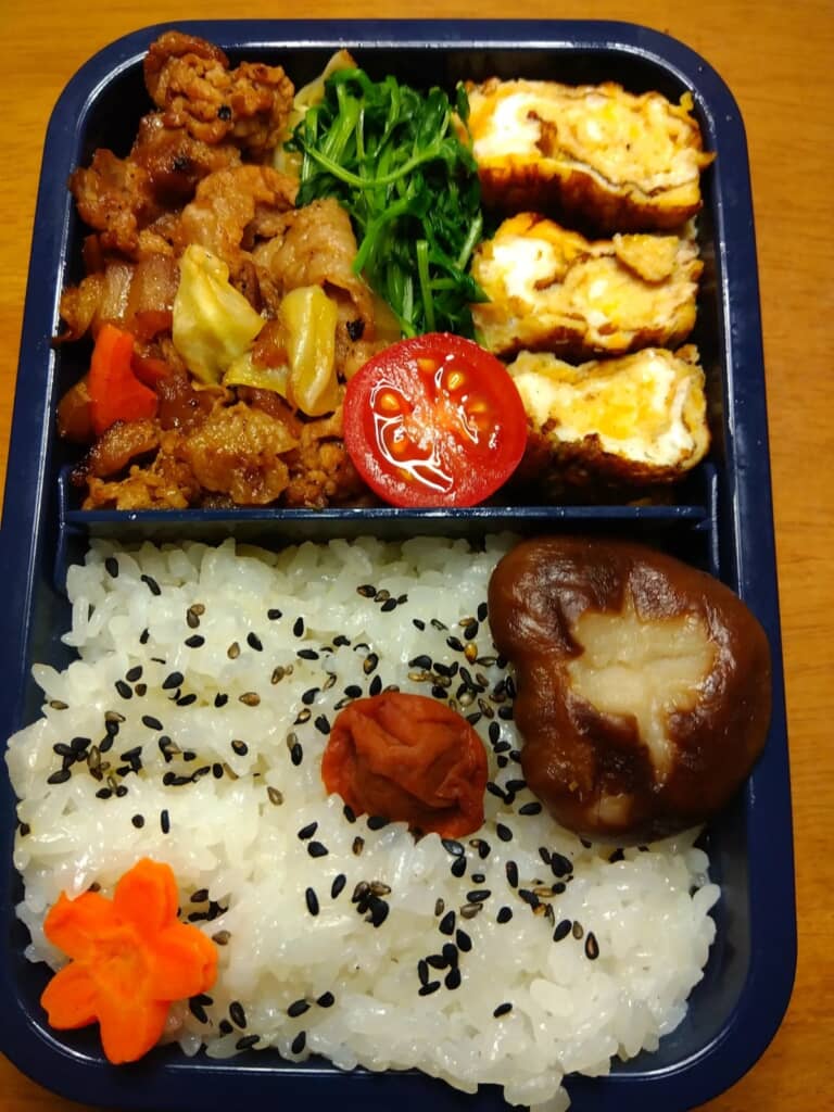 肉＆しいたけとサクラの人参のお弁当
