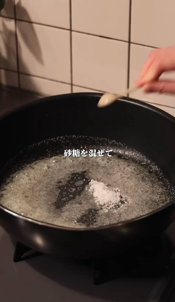 溶かしたバターに砂糖を混ぜる