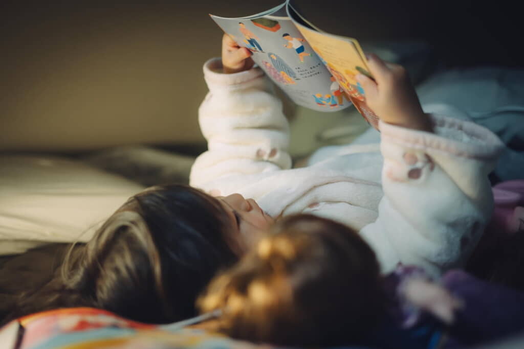 メルちゃんに絵本を読み聞かせていた娘ちゃん