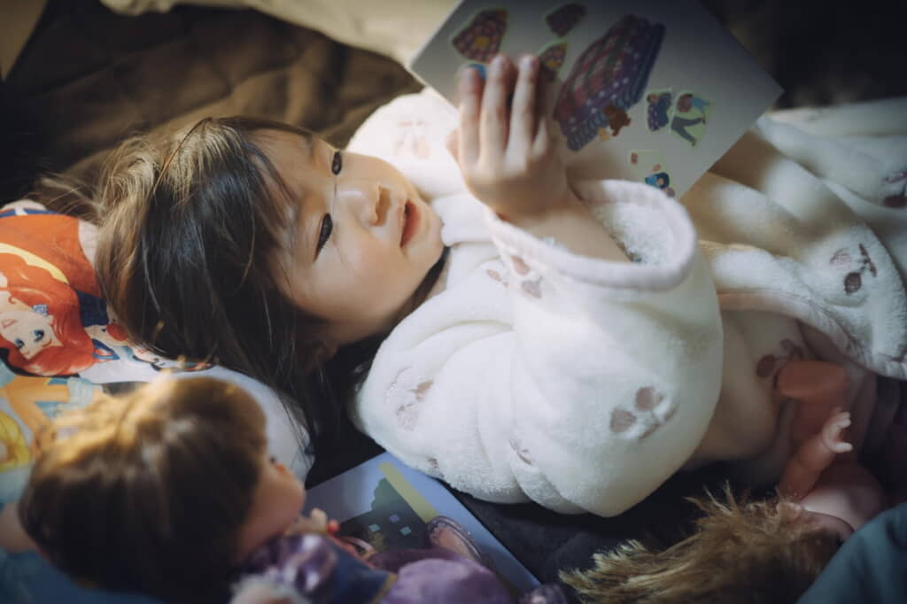 パパとママのまねをしてるのかな？