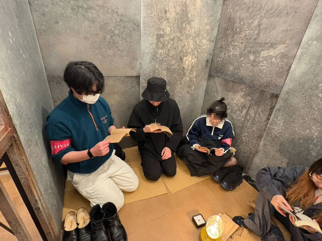 参加者3人がじっくり本を読んでいる様子