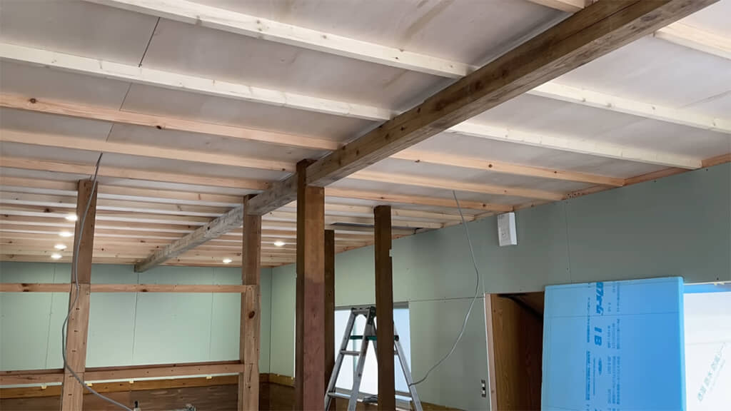 屋根裏から配線の位置を変更して