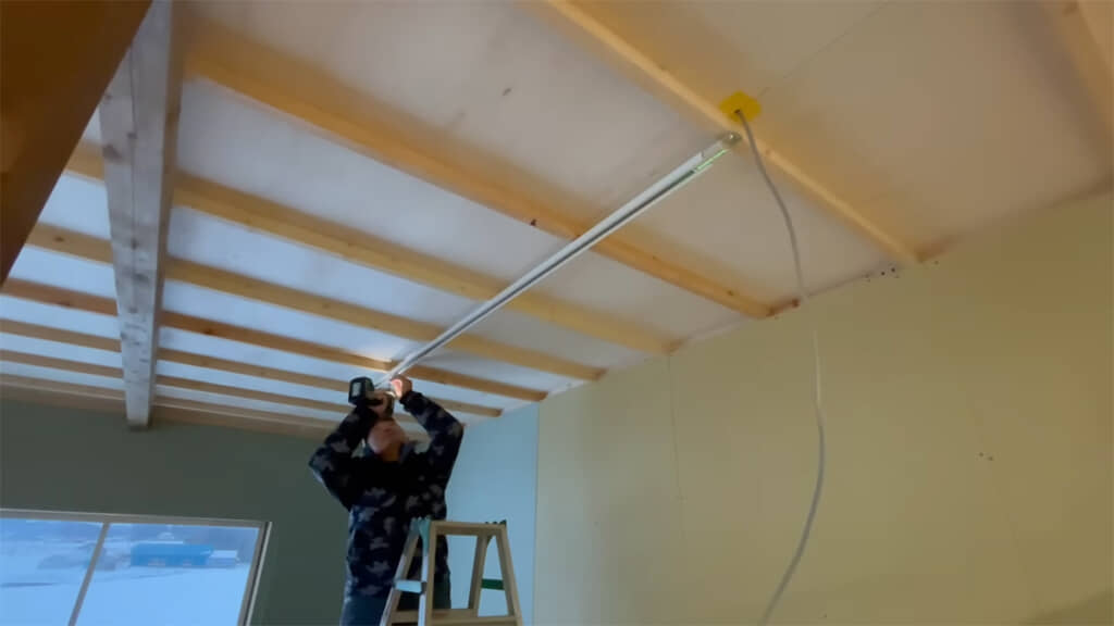 ライティングレールを取り付けていきます