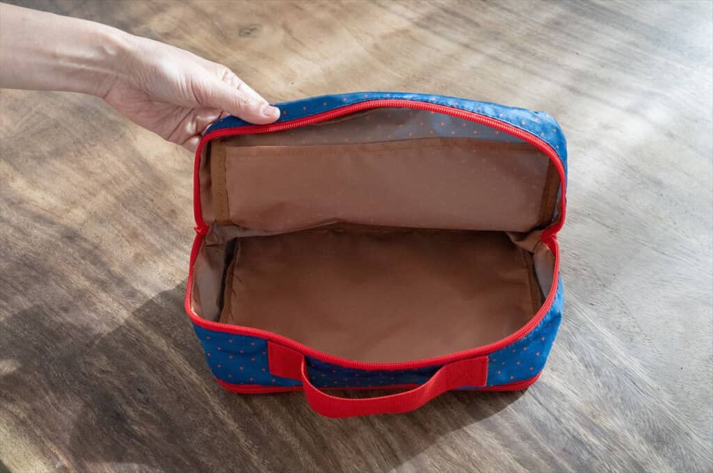 ファスナーが全開できて中身が見やすい