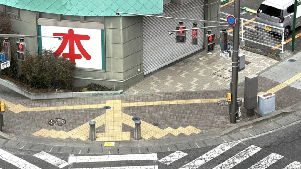 前の歩道には……