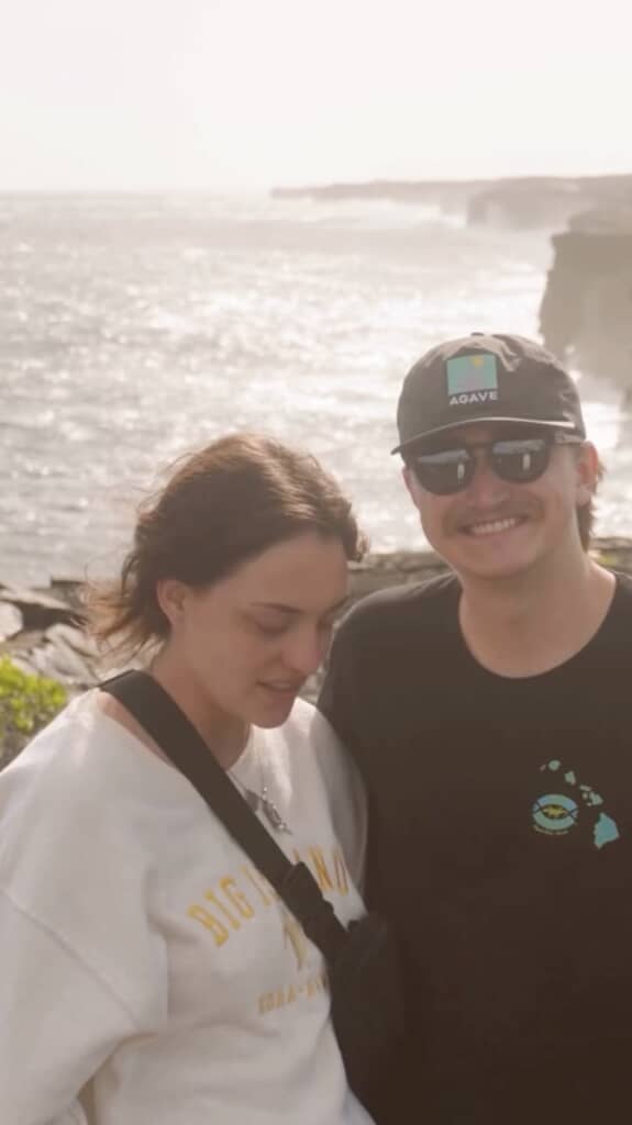 男性と海辺に立つAbigailさん