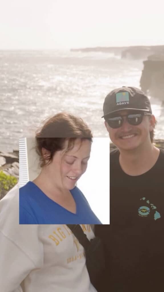 昔の母の写真を重ねてみると……そっくり！　奇跡的に髪形のラインまでぴったり合っています