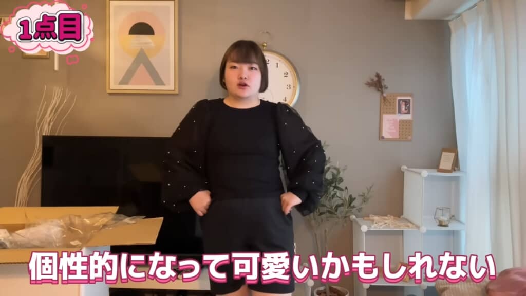 黒いトップスをかわいく着こなしています