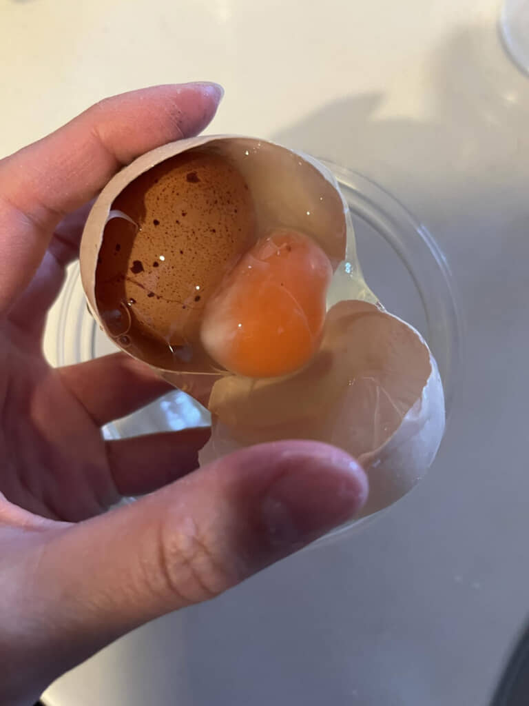 割ってみたらさらに卵が……！