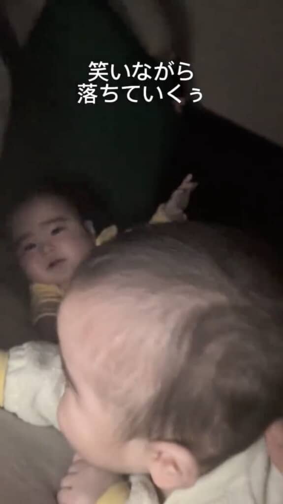 笑いながら転がっていきます