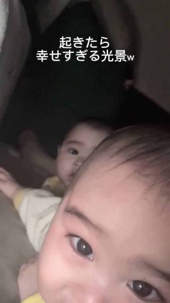 寝かしつけなきゃ……と思いつつも幸せな瞬間ですね