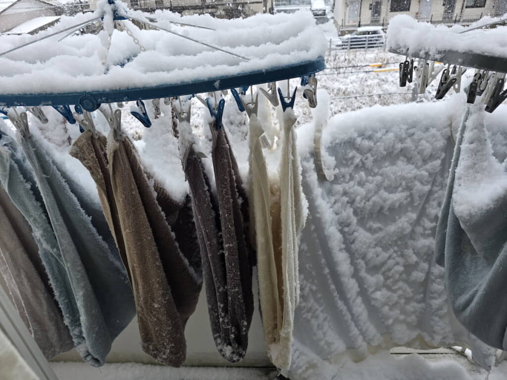 カチンコチン感が伝わってくるビジュアル
