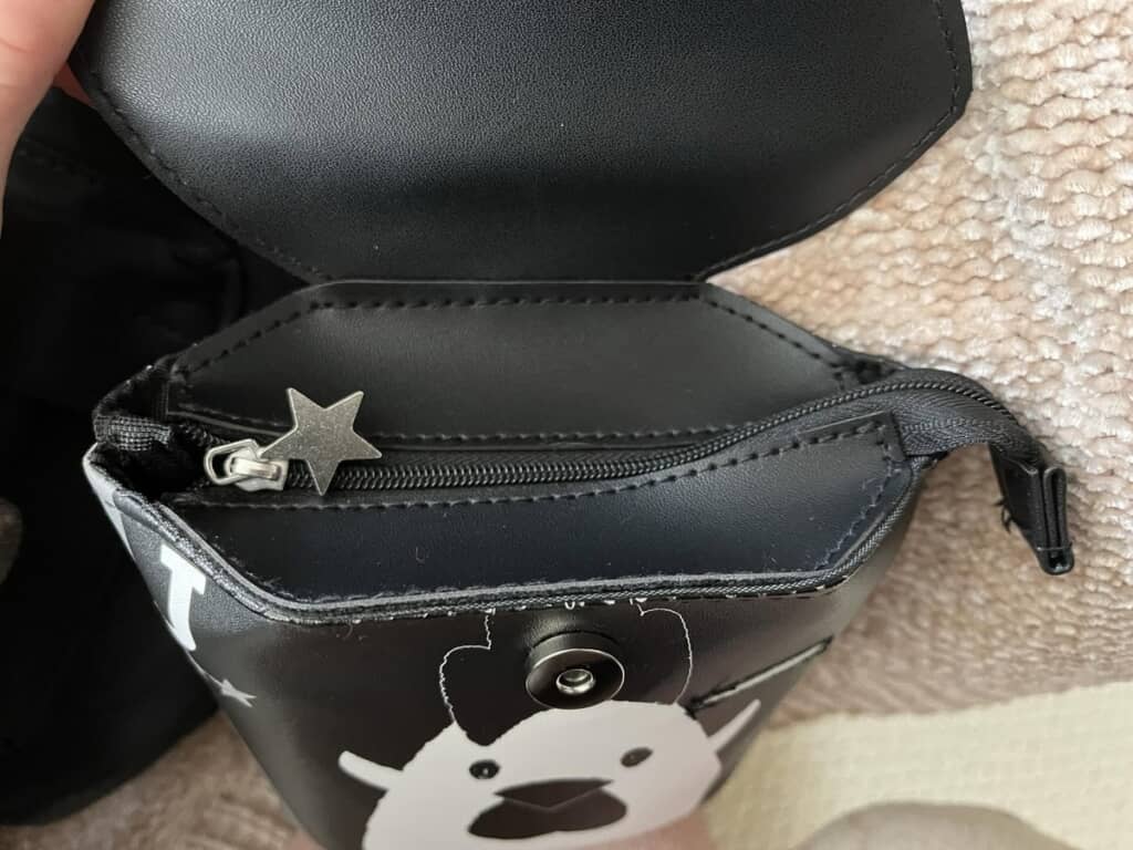 中はジッパーで開閉可能&星チャームがかわいい
