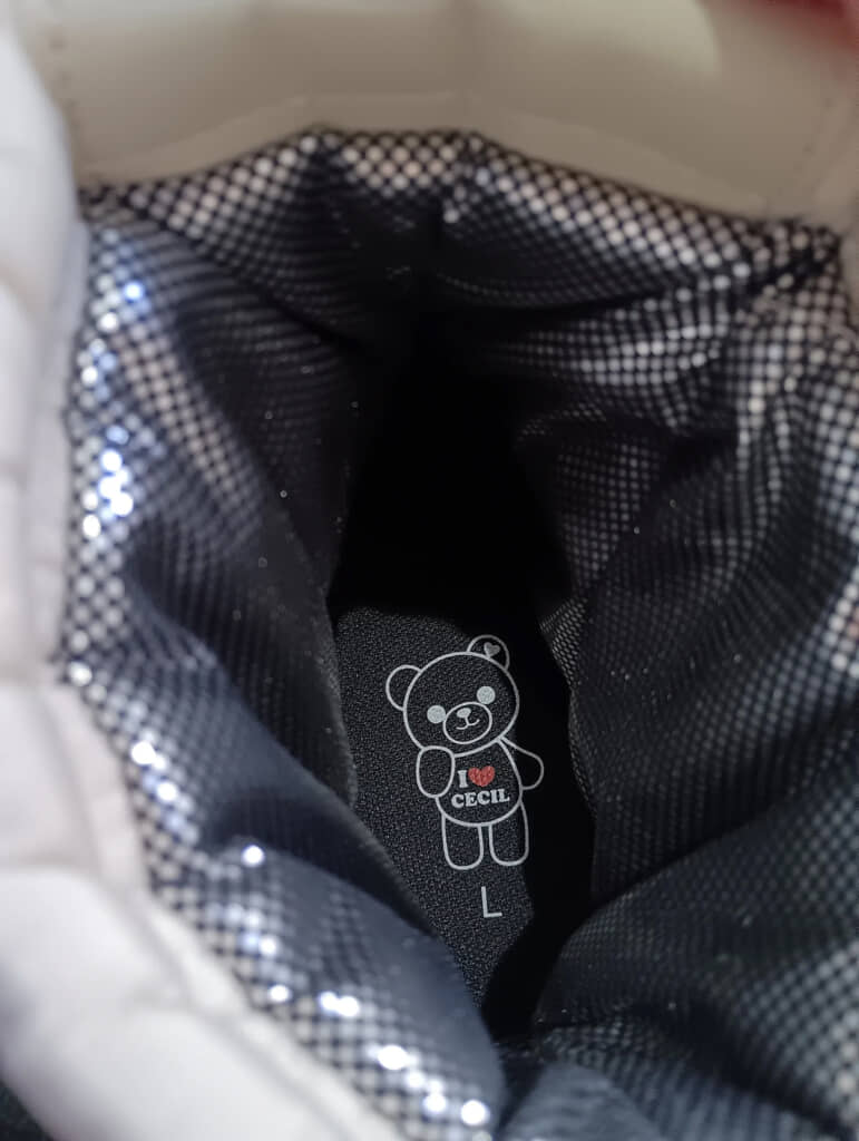 ブーツの内部にはセシルベアがいます