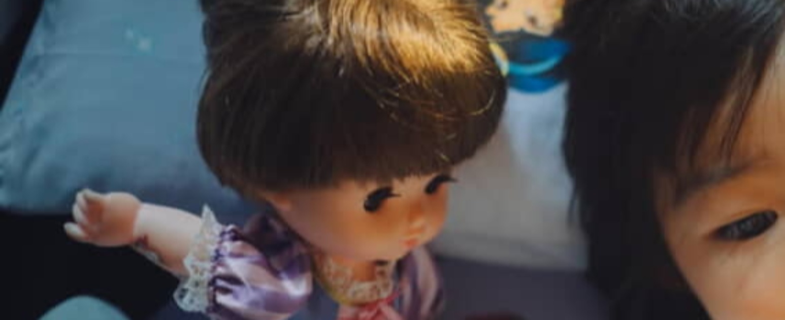 夜、2歳娘の寝室から“声”→そっとドアを開けると……パパ「泣きそう」　まさかの光景に「目冴えっ冴え」「いいもの見ました」（1/3） | 育児 ねとらぼ