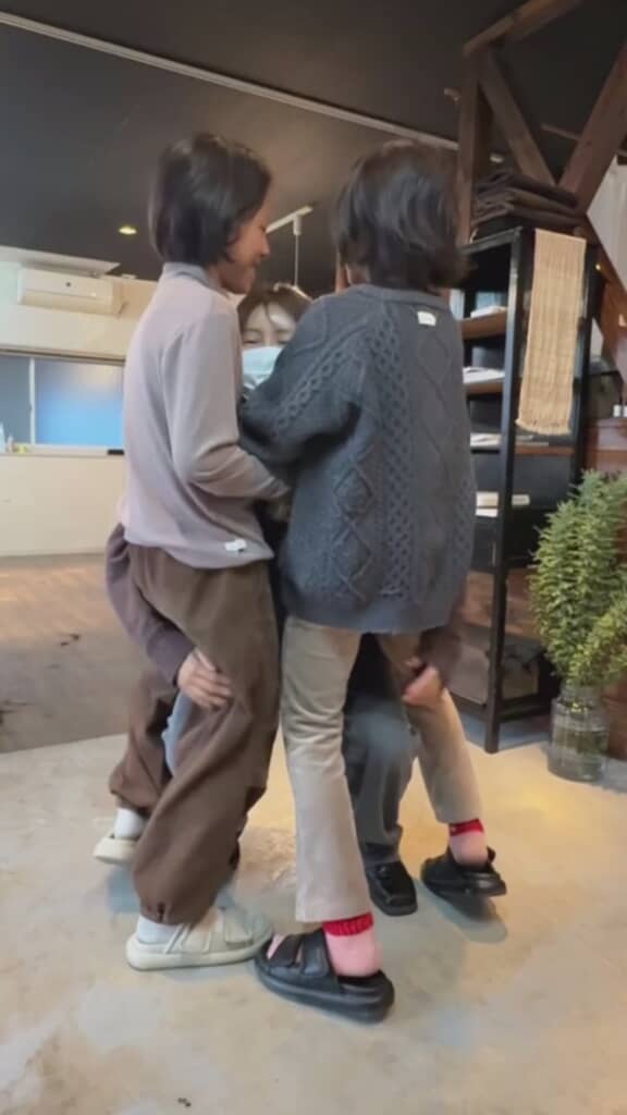 双子の姉妹の抱っこに挑戦