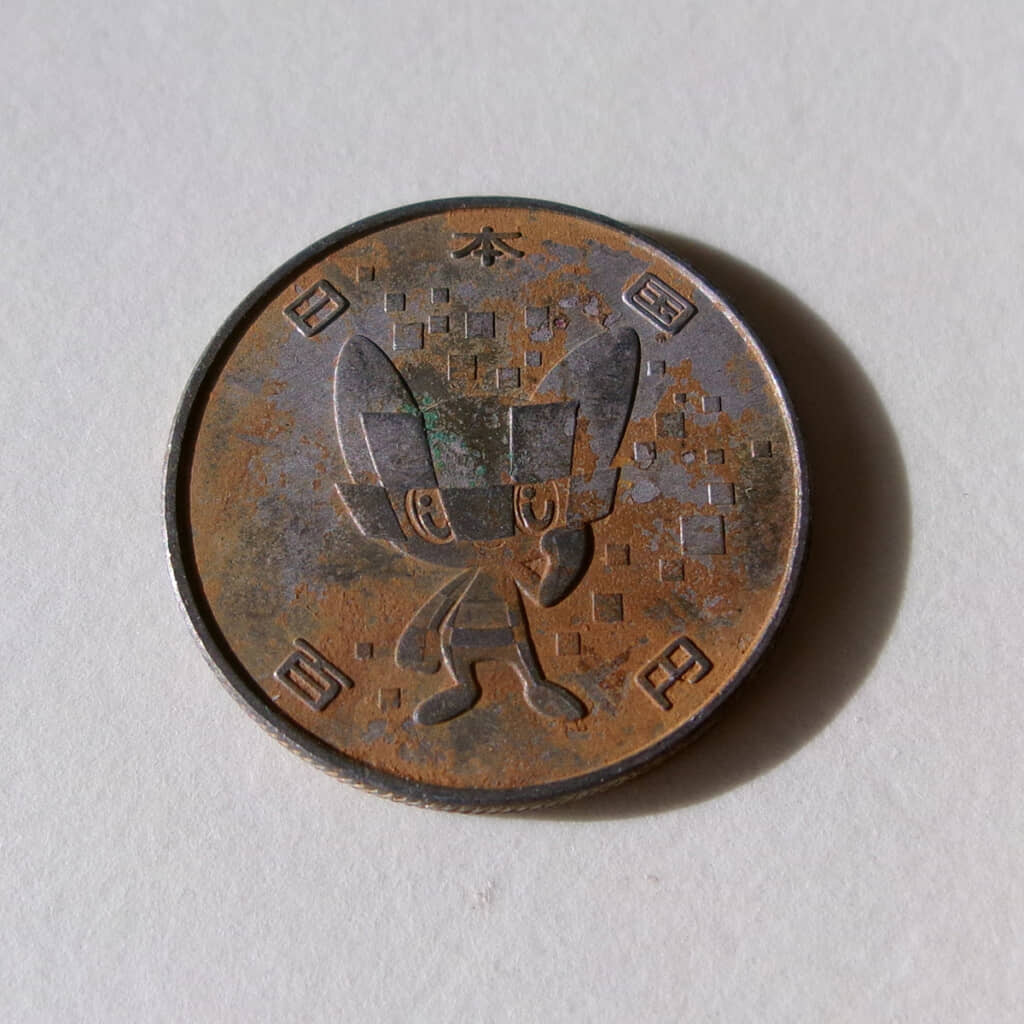 キャラクターがデザインされた100円硬貨