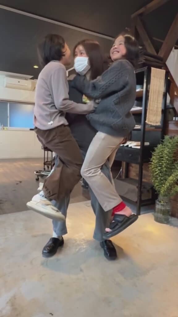 双子の姉妹もうれしそう