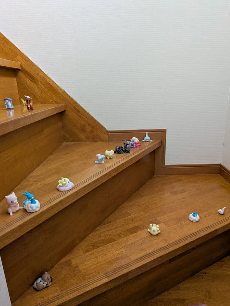 階段にポケモンがぎっしり！