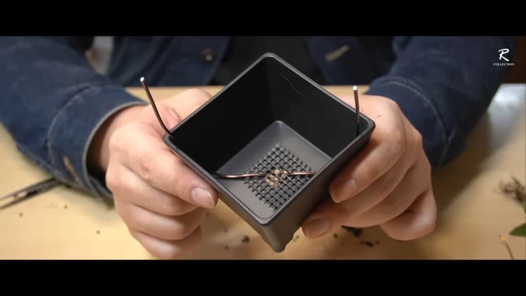 アルミワイヤーで鉢底ネットを固定した状態