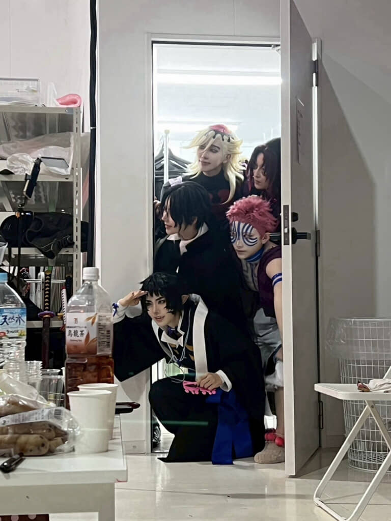 控え室で待機する鬼たち