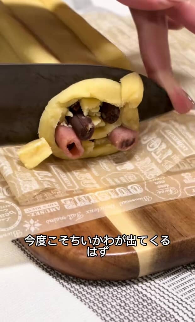 ロール状の生地を包丁でカットしているところ