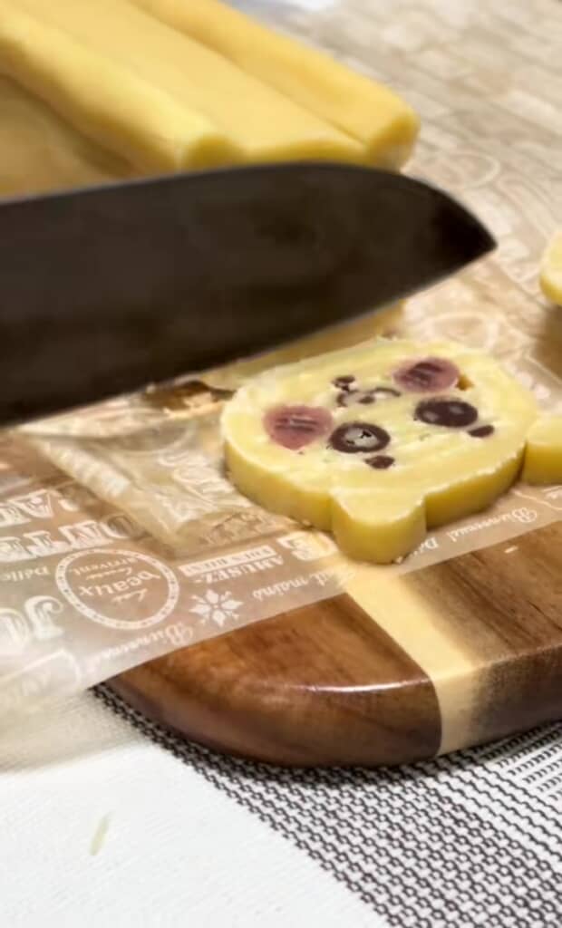 ロール状の生地を包丁でカットしたところ