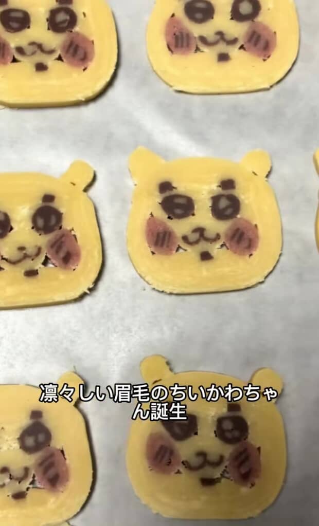 天板の上にずらりと並んだクッキー生地