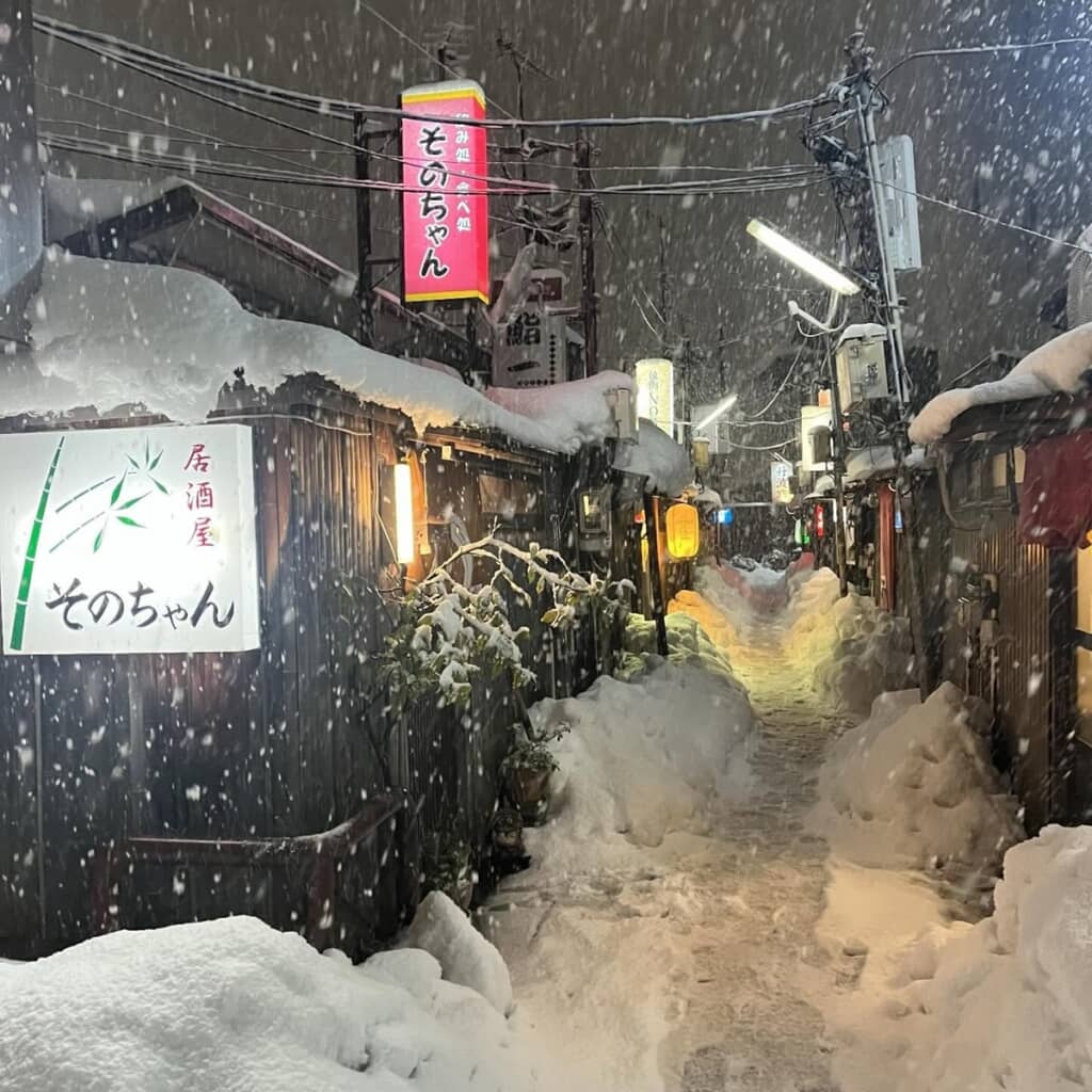 降雪が続く中で撮影した金沢中央味食街の写真