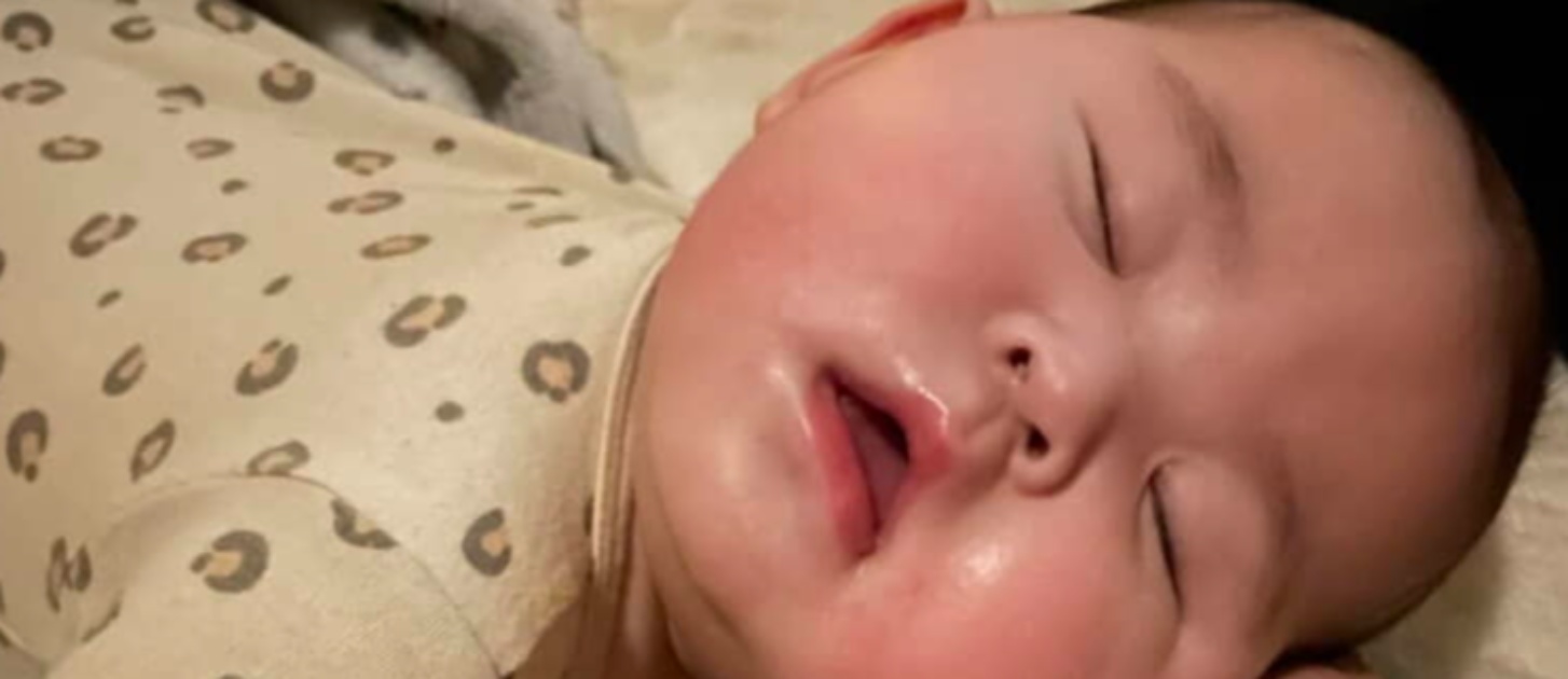 スヤスヤ眠る生後6カ月の娘にママ「ここで寝るなーー！」　引きで見るとわかる、まさかの光景に「これは試練」「可愛いけども!!」（1/3） | 育児 ねとらぼ