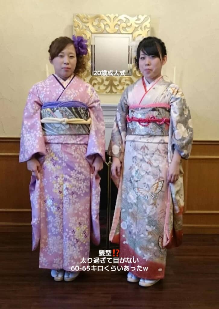 20歳の双子姉妹、ふっくらとした笑顔