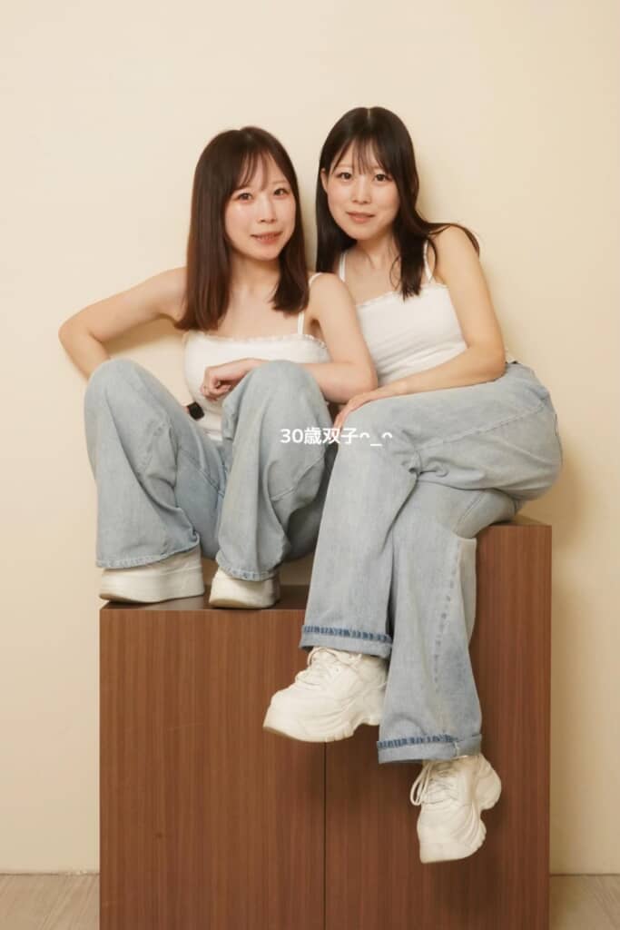 30歳の現在、白キャミとデニム姿で並んだ二人