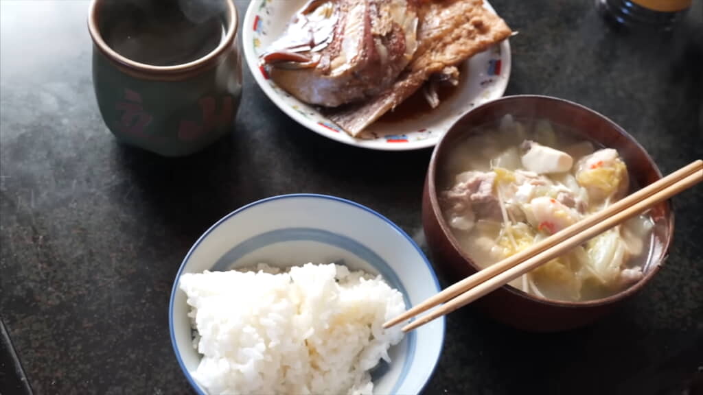 朝ごはんはタイのかぶと煮と鶏の水炊き