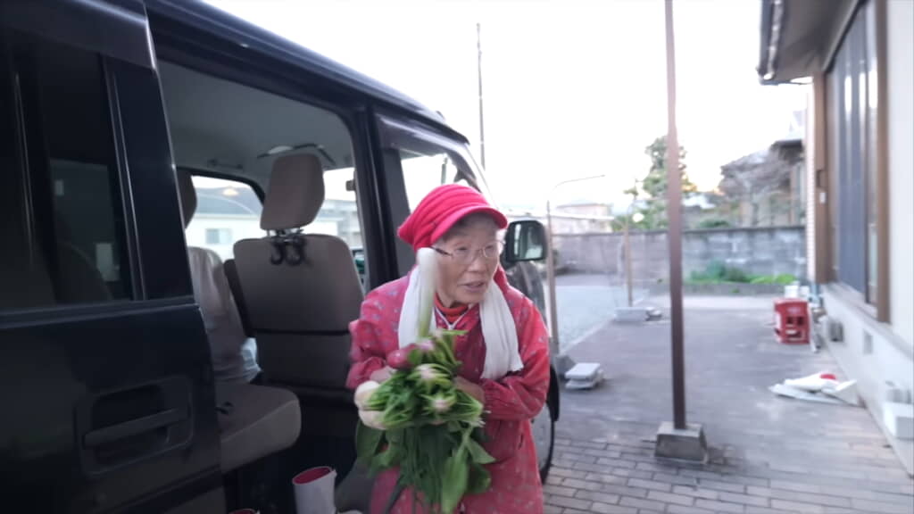 畑で採ってきた野菜や野草を家に持ち帰る