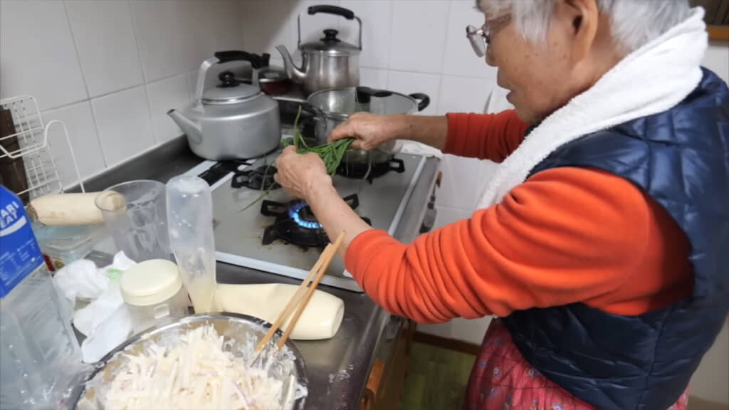 野ネギを直火で炙る