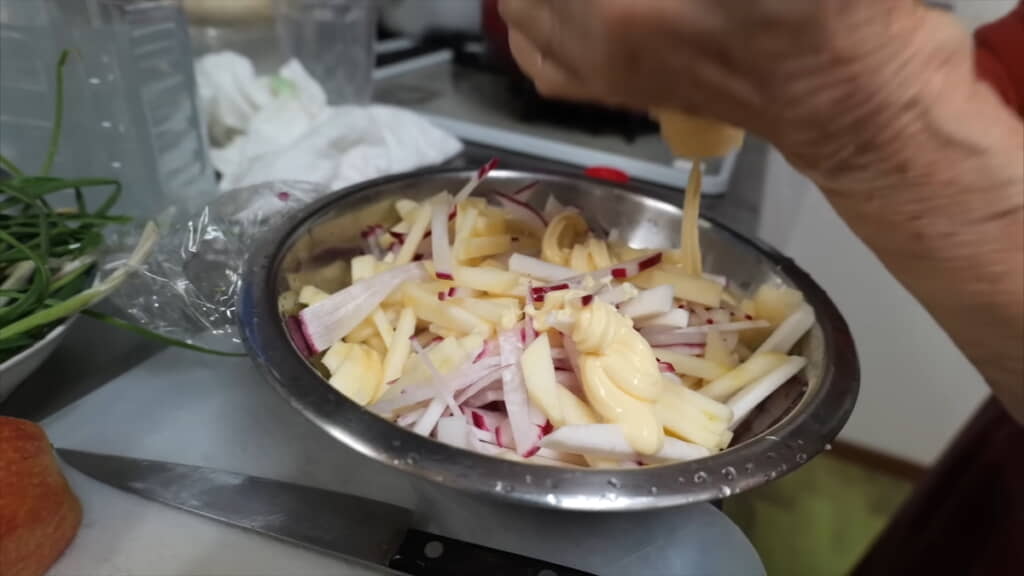 大根、カブ、リンゴをマヨネーズで和える