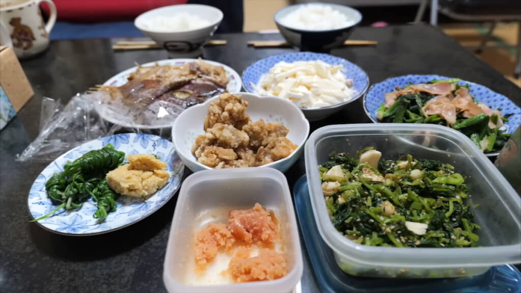 おかずたっぷりな夕食の食卓