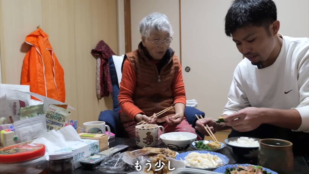 野ネギにのせる味噌の量をおばあちゃんに教えてもらう