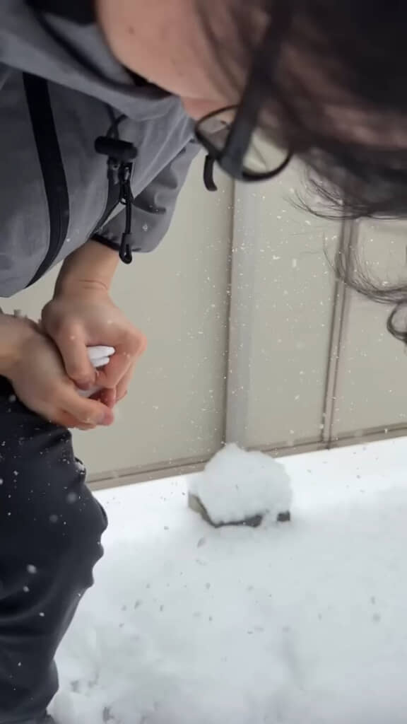 雪を握っているとは思えない音がします