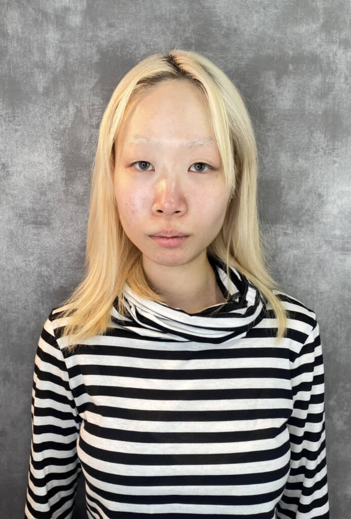 メイク前の女性