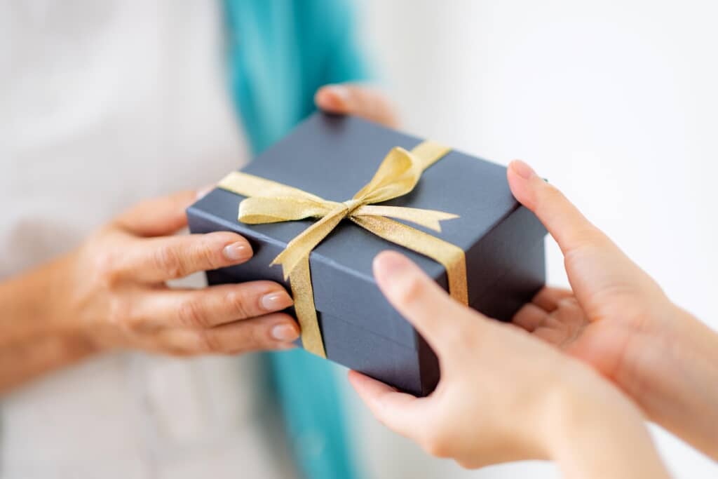 母の誕生日にプレゼントするものは?(出典:PIXTA)