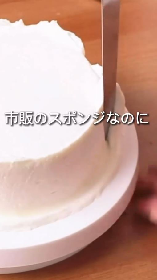 スポンジをクリームでコーティング