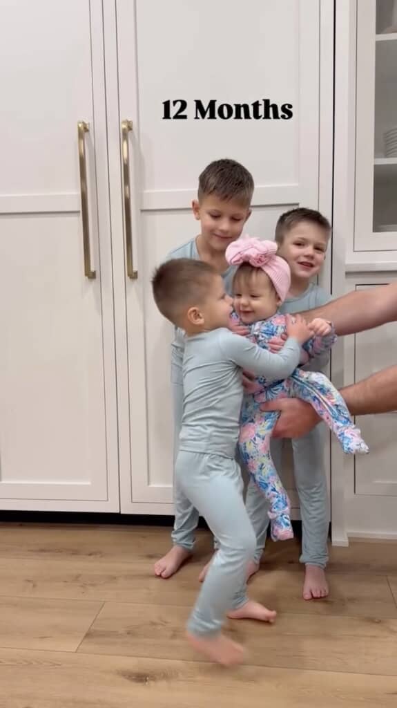 4人はすっかり仲良しに！　特に三男くんの妹愛が伝わってきます（12カ月目）