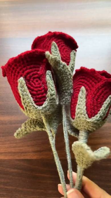 編み物で作った美しいバラが完成