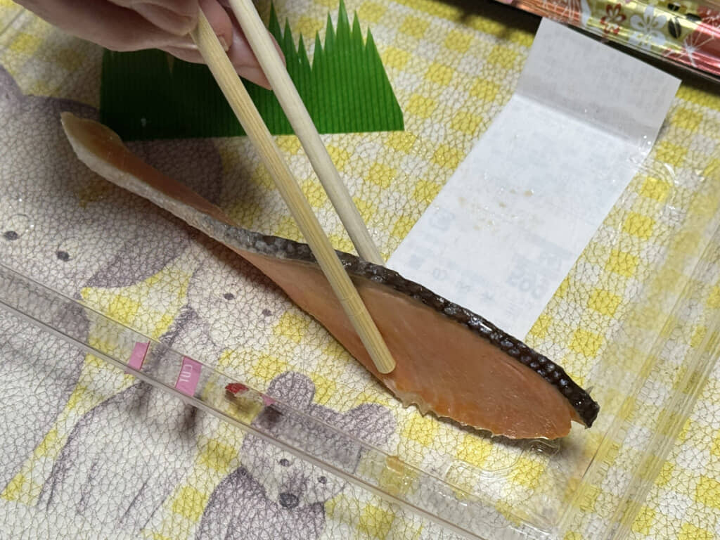 段ボールみたいなこの薄さ。心なしか、ランチョンマットの動物たちも申し訳なさげ