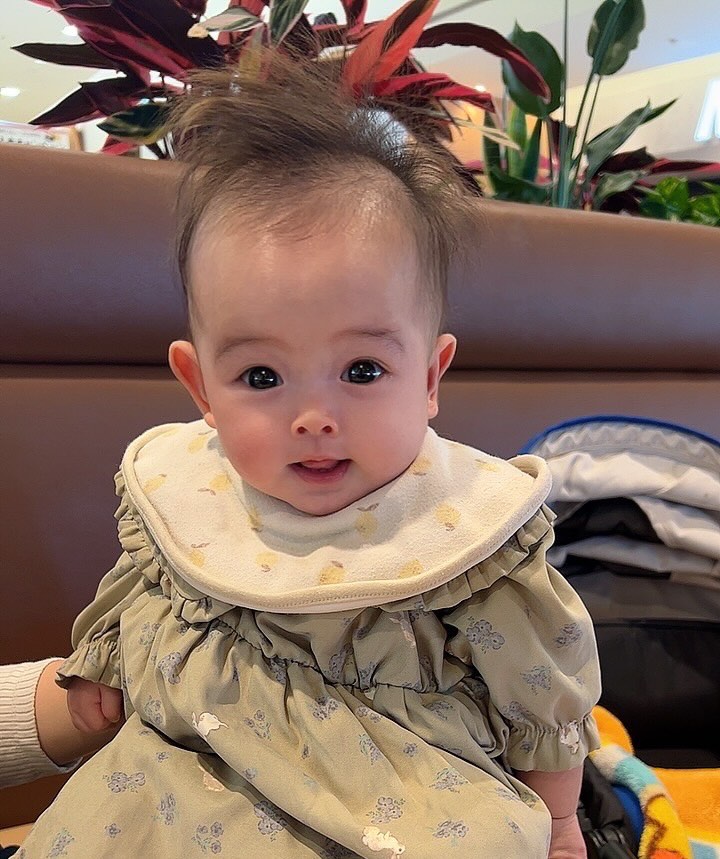 ふわふわと逆立つ髪の毛も魅力