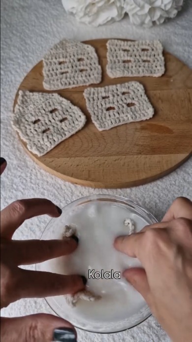 でんぷんを溶いた水に、編み上げた素材を浸していきます